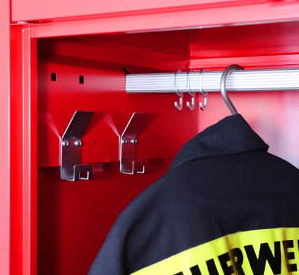 Innenausstattung der rotstahl Feuerwehrspinde. Hochwertige Metallhaken schaffen ausreichend Verstaumöglichkeiten und halten der Hektik im Einsatzfall mühelos stand.