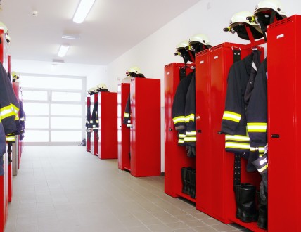 Feuerwehrgarderobe FLEX, die Garderobe für Feuerwehr und THW Umkleiden. Offene, besonders luftige Lagerung mit Schwarz-Weiß-Trennung.