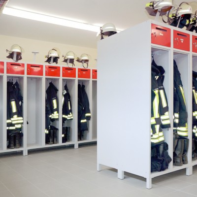 Der Feuerwehrspind PRO gewährleistet auch in kleinen Umkleideräumen eine fachgerechte Lagerung der Einsatzkleidung für Feuerwehr und THW-