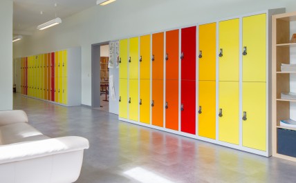 Schulgaderoben mit Farbmustern und Farbverläufen. Schließfächer für Schulen von rotstahl®