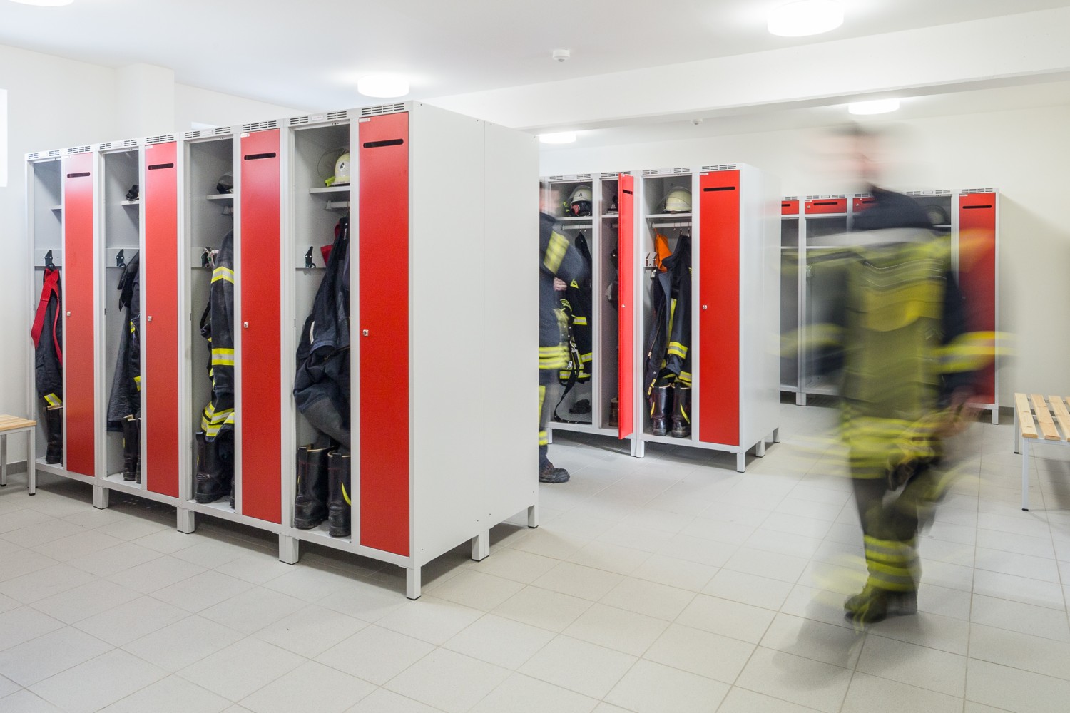 Feuerwehrspinde mit Schwarz-Weiß-Trennung sorgen für Ordnung im Gerätehaus