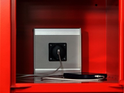 Ladefunktion in Feuerwehrspinden – USB-Buchse mit Smartphone | rotstahl®