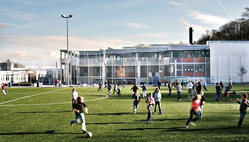 Blick auf den Campus der Frankfurt International School | rotstahl®