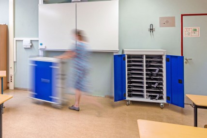 Laptopwagen und Tabletwagen in Klassenraum des Gymnasium Ohmoor | rotstahl