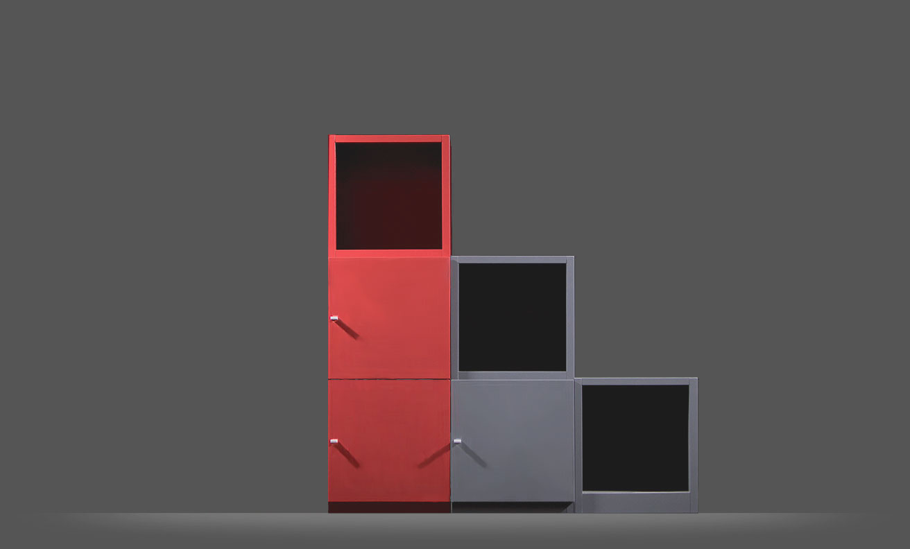 Kombination aus drei stufenförmig angeordneten offenen und geschlossenen Stahlschränken aus der PREMIUM-Reihe | rotstahl