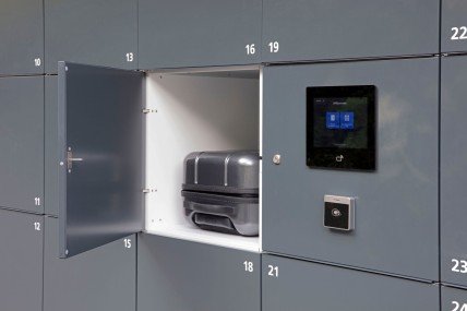 Detailbild Gepäckfach mit Koffer in der LOCKER STATION Dachau | rotstahl
