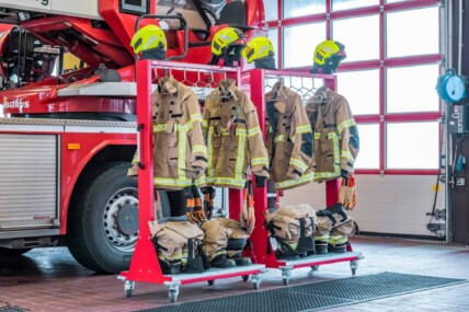Flexible und platzsparende Feuerwehrgarderobe | rotstahl