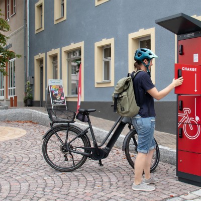 E-Bike-Ladestation in Bad Lausick bei Nutzung | rotstahl