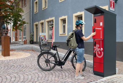 E-Bike-Ladestation in Bad Lausick bei Nutzung | rotstahl