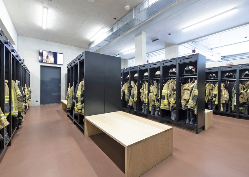 schwarze Feuerwehrspinde KOMFORT mit Wertfach in der Feuerwache Tux | rotstahl