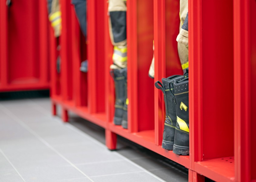 Detailansicht der feuerroten Feuerwehrspinde PRO mit offener Ablage in Wermelskirchen | rotstahl