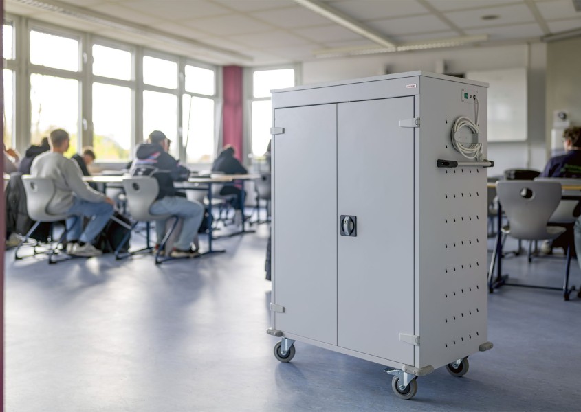 Laptopwagen in einem Klassenzimmer der Schule in Wetzlar | rotstahl