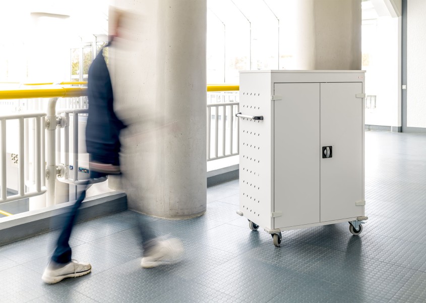 Laptopwagen im Flurbereich der Schule in Wetzlar | rotstahl