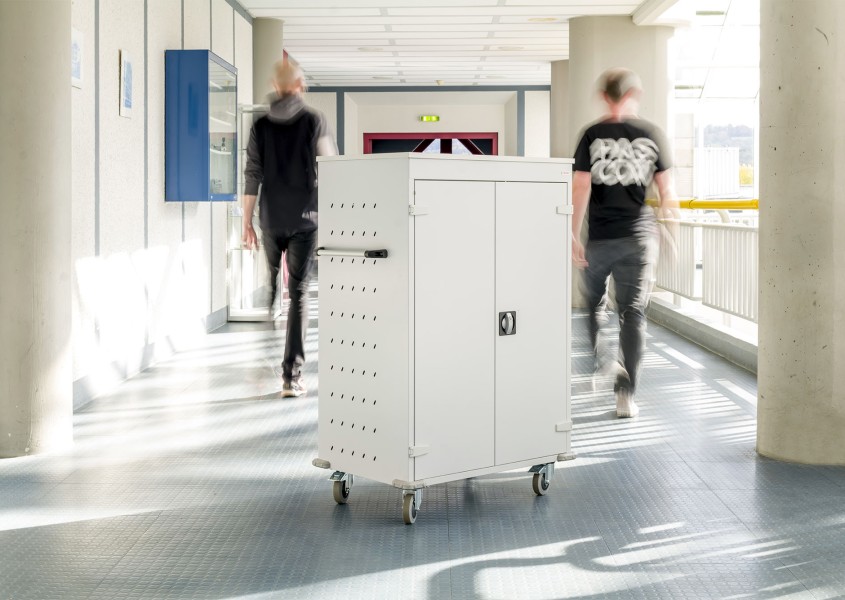 Laptopwagen im Flur der Schule Wetzlar | rotstahl