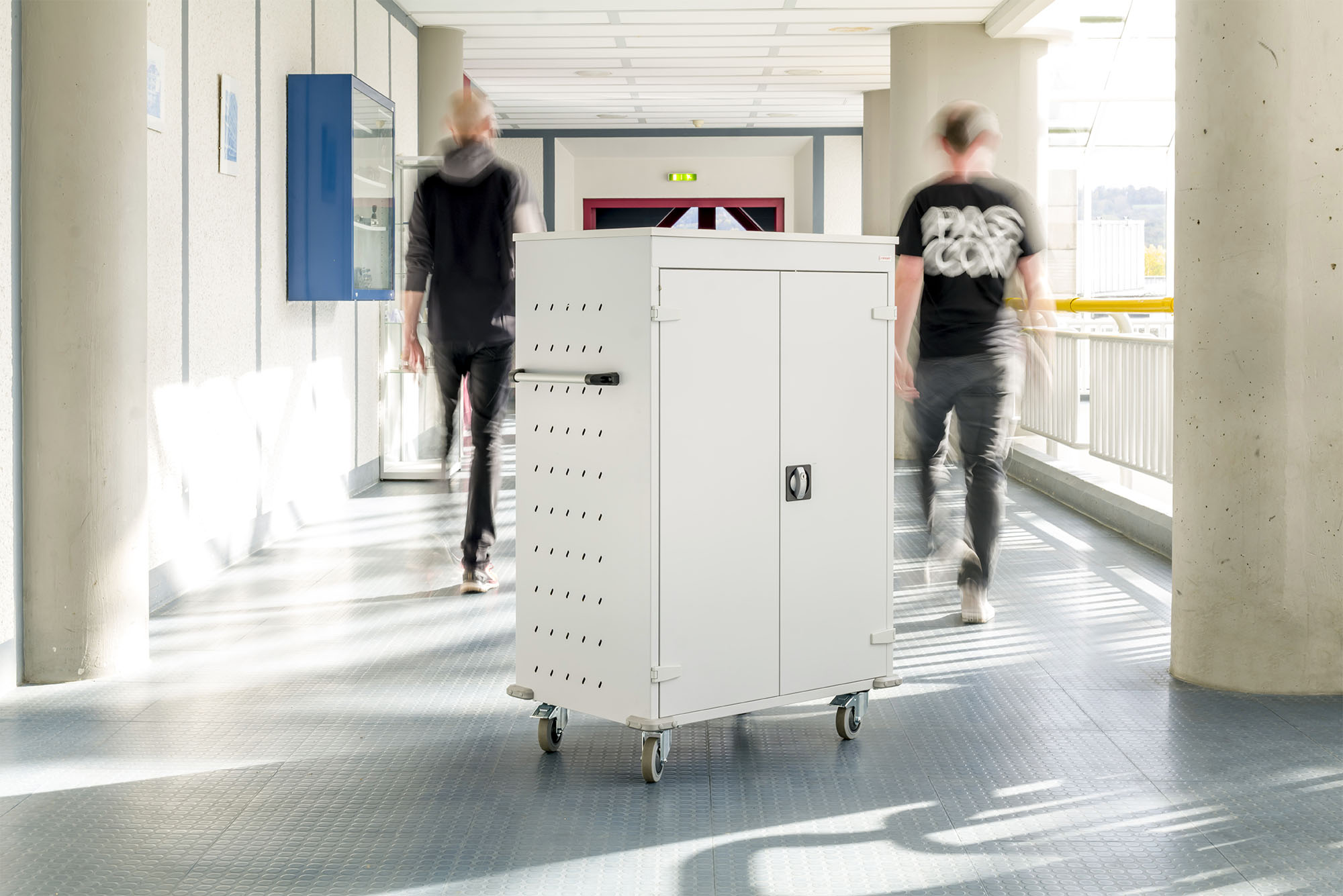 Laptopwagen im Flur der Schule Wetzlar | rotstahl