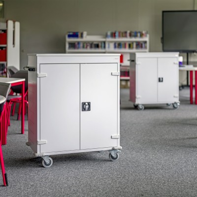 Laptopwagen in der Bibliothek der Schule Wetzlar | rotstahl