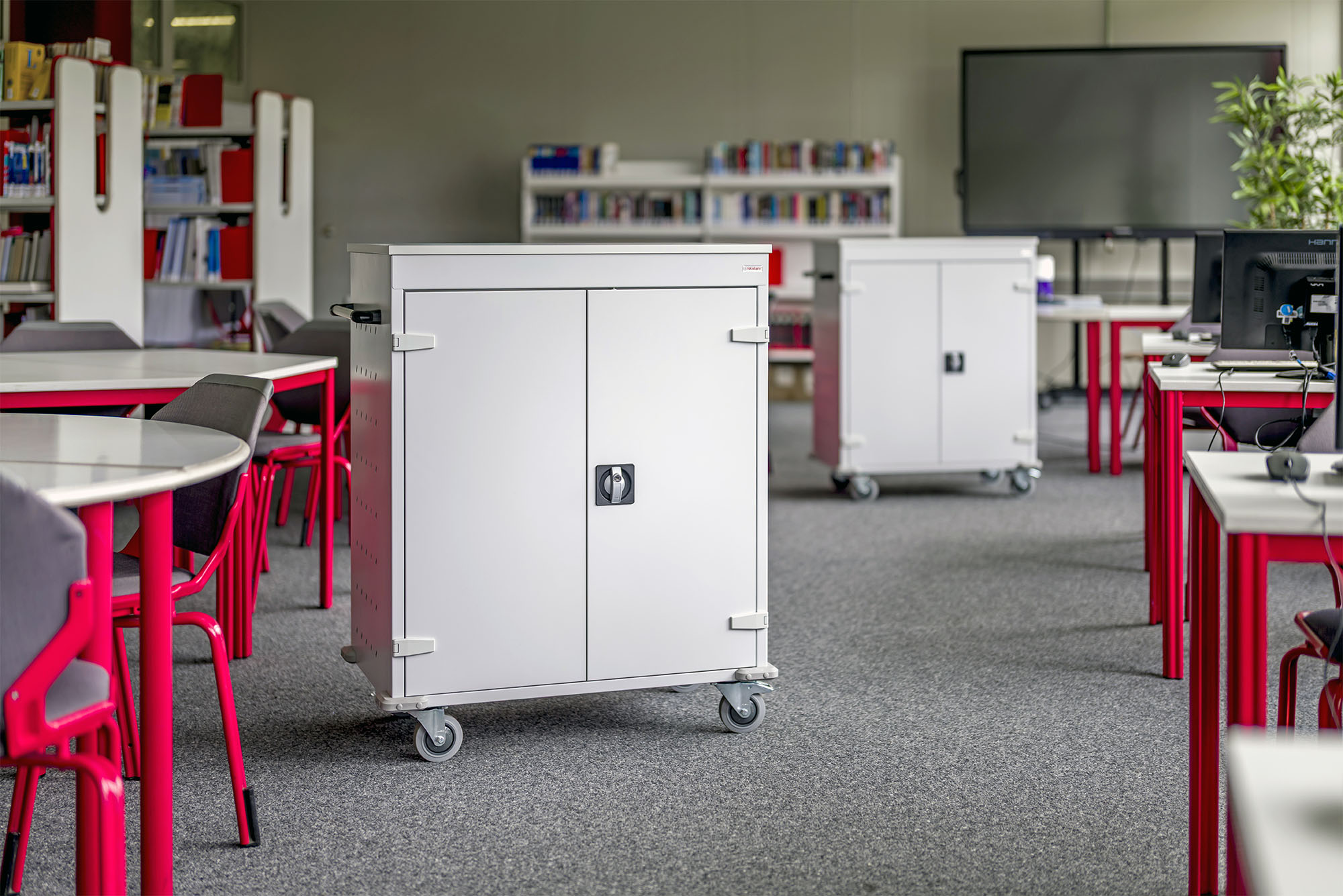Laptopwagen in der Bibliothek der Schule Wetzlar | rotstahl