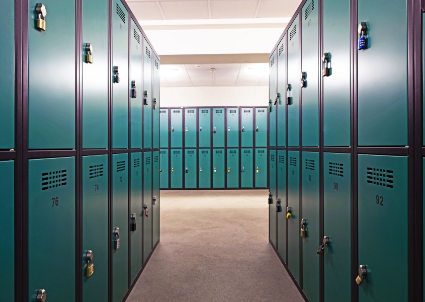 Durchgang mit Garderobenspinden in Anthrazitgrau-Minttürkis in Schirgiswalde | rotstahl Durchgang mit Garderobenspinden in Anthrazitgrau-Minttürkis in Schirgiswalde | rotstahl