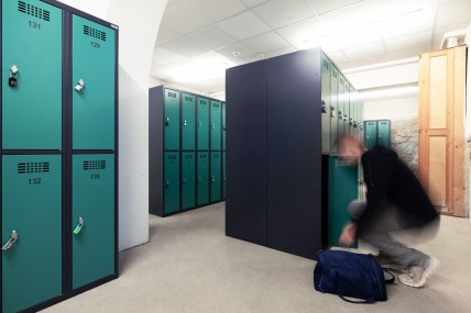 Sichere Aufbewahrung für Ranzen und Kleidung in der Garderobenspinden der Schule Schirgiswalde | rotstahl Sichere Aufbewahrung für Ranzen und Kleidung in der Garderobenspinden der Schule Schirgiswalde | rotstahl