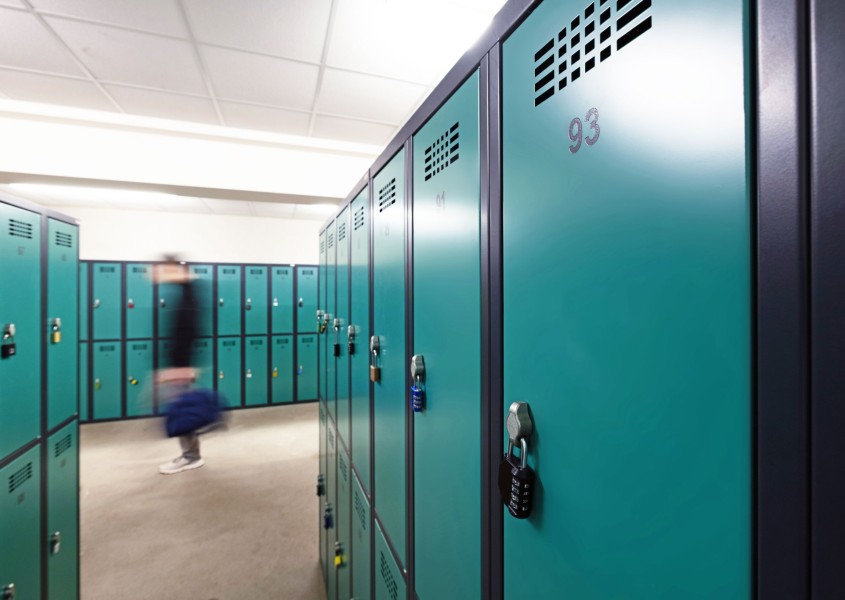 Detailansicht Garderobenspinde in Anthrazitgrau-Minttürkis in Schirgiswalde | rotstahl Detailansicht Garderobenspinde in Anthrazitgrau-Minttürkis in Schirgiswalde | rotstahl