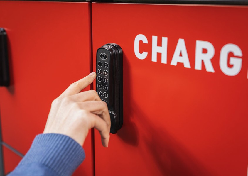 E-Bike Ladestation Nutzer tippt PIN-Code-Schloss | rotstahl
