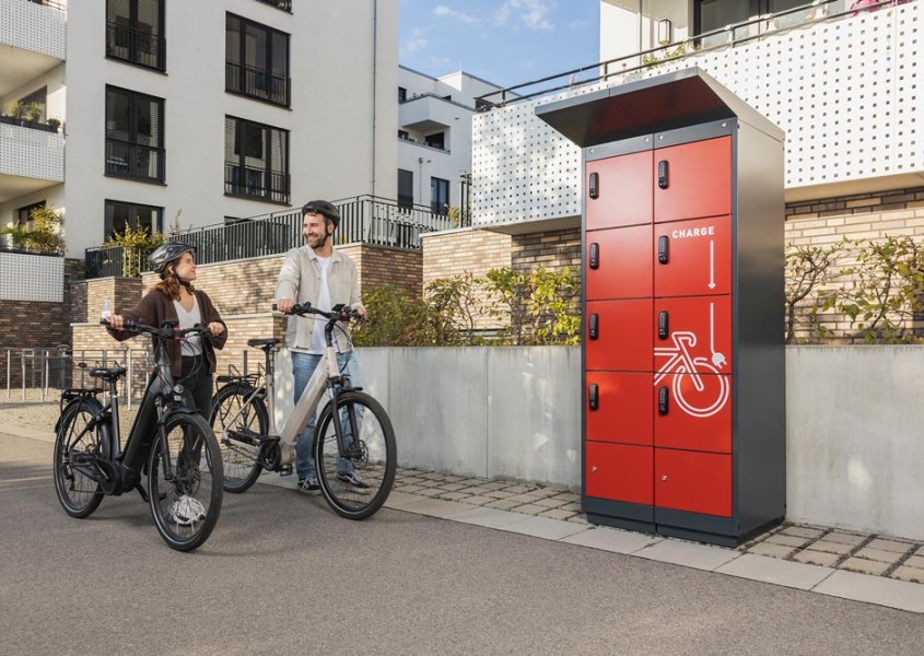 E-Bike Ladestation 2 Radfahrer laufen | rotstahl
