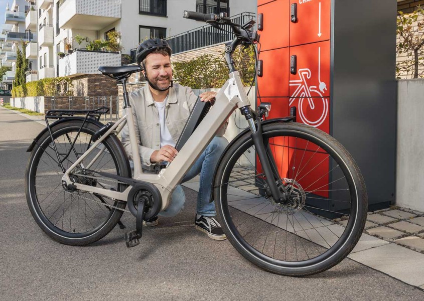 E-Bike vor 8er E-Bike Ladestation | rotstahl