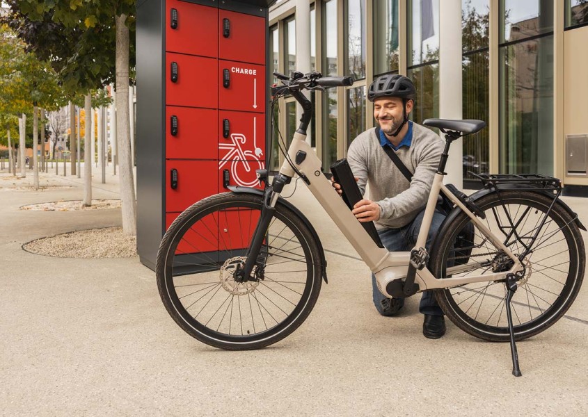 E-Bike Ladestation Radfahrer nimmt Akku aus Rad | rotstahl