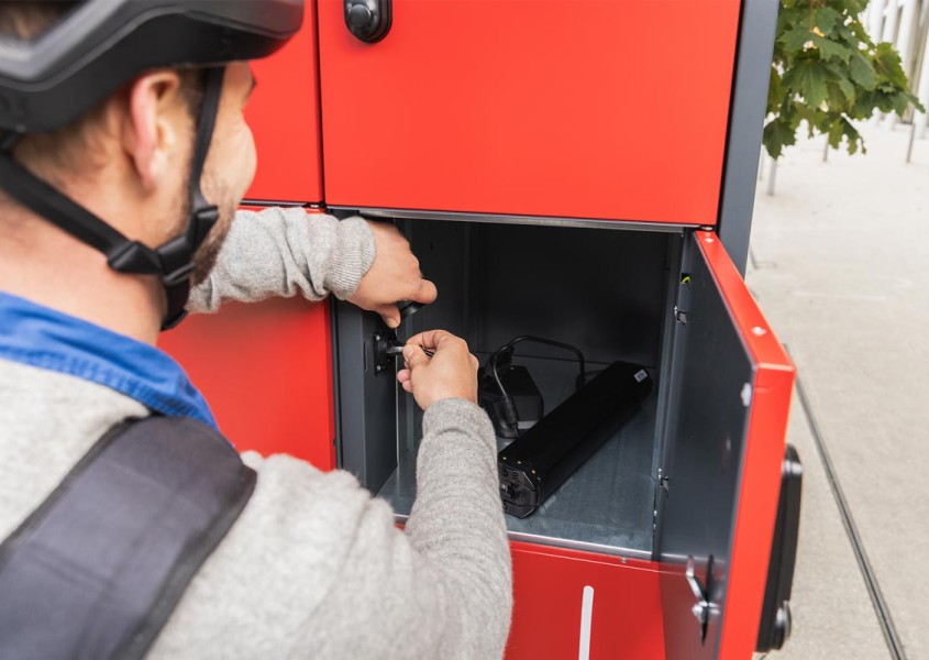 E-Bike Ladestation Nutzer schließt Akku an | rotstahl