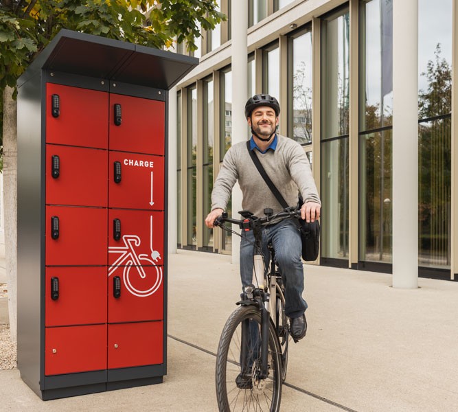 E-Bike Ladestation mit Radfahrer | rotstahl