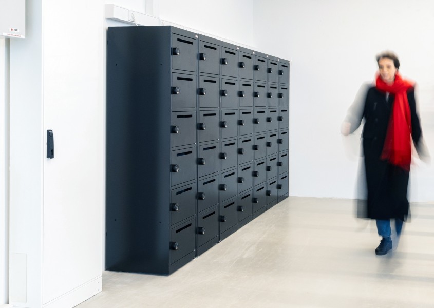 akku-ladeschrank-seitenansicht-mit-person-1-officehome-rise Akku-Ladeschränke in der Seitenansicht mit jeweils 6 Fächern | rotstahl