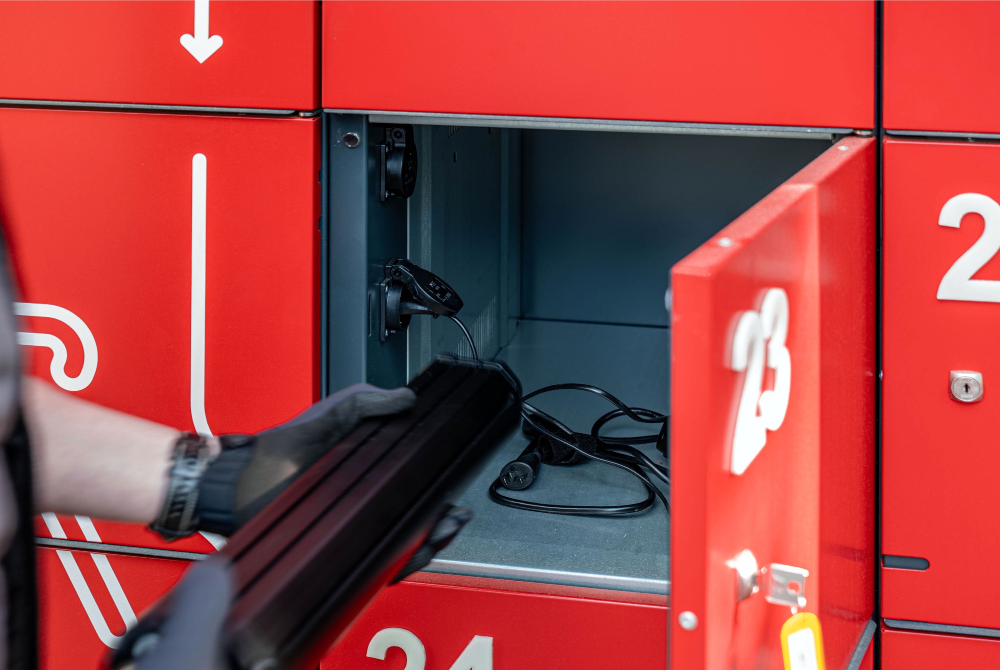 e-bike-ladestation-zingst-detail-ladefach-offen E-Bike Ladestation Zingst Detail Ladefach offen | rotstahl