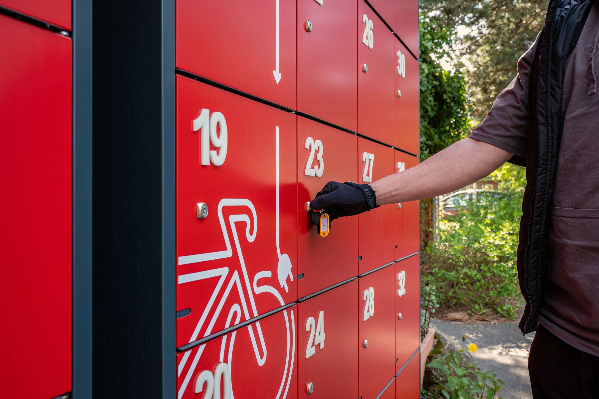 e-bike-ladestation-zingst-detail-ladefaecher-beim-oeffnen E-Bike Ladestation Zingst Detail Ladefächer beim Öffnen | rotstahl