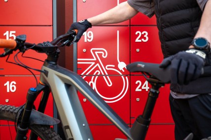e-bike-ladestation-zingst-detail-ladefaecher-frontal-mit-radfahrer E-Bike Ladestation in Zingst Detailaufnahme mit Radfahrer | rotstahl