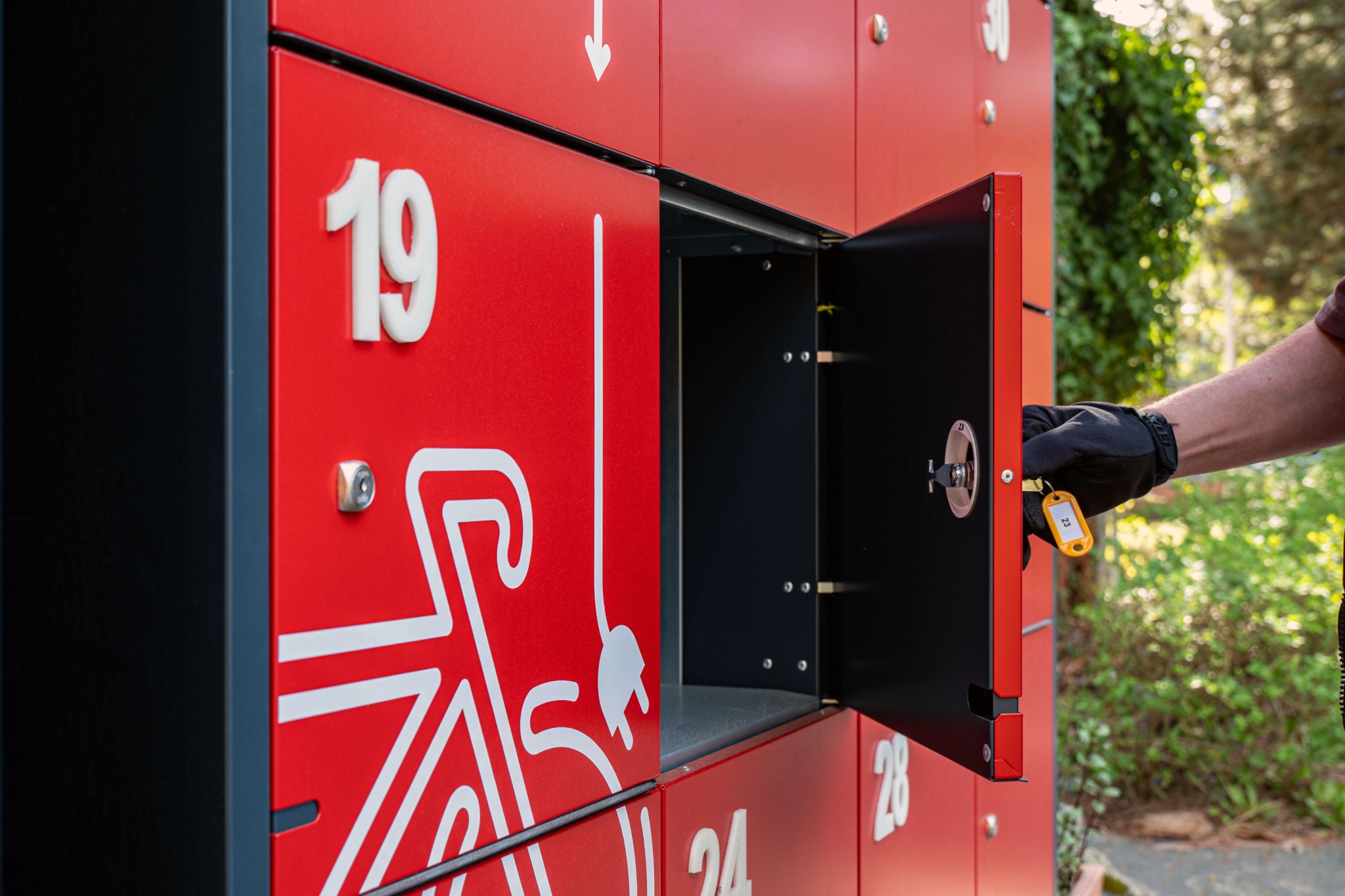 e-bike-ladestation-zingst-detail-ladefaecher-von-links-mit-offener-tuer E-Bike Ladestation Zingst Detail Ladefächer von links mit offener Tür | rotstahl