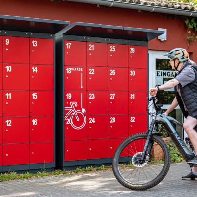 E-Bike Ladestation in Zingst von links mit Radfahrer | rotstahl