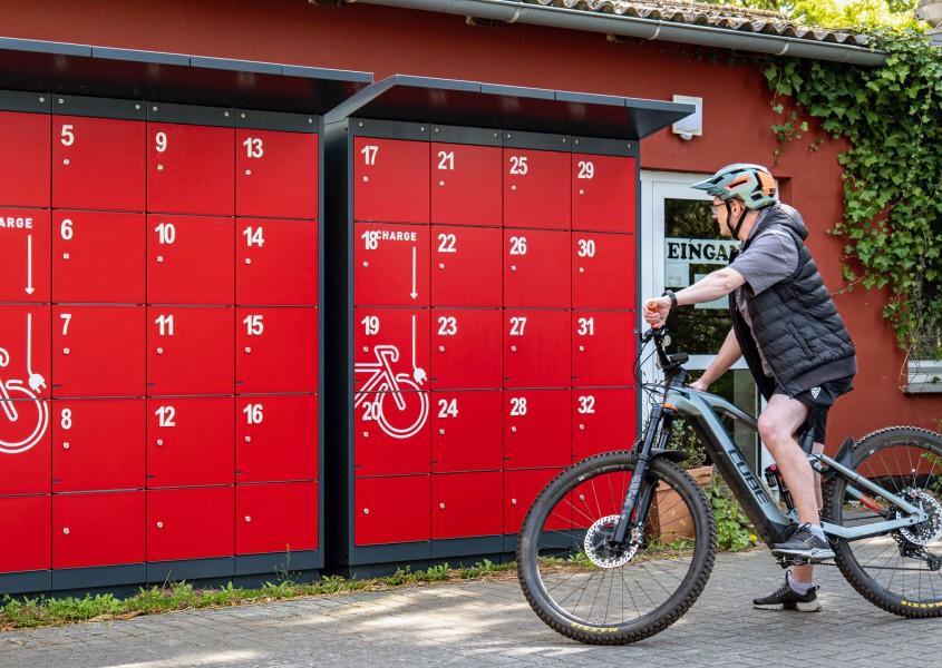 e-bike-ladestation-zingst-von-links-mit-radfahrer E-Bike Ladestation in Zingst von links mit Radfahrer | rotstahl