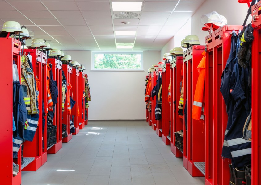 Feuerwehrspinde PROFLEX mit festen Helmhaltern in Seitenansicht in Schneverdingen | rotstahl Feuerwehrspinde PROFLEX mit festen Helmhaltern in Seitenansicht in Schneverdingen | rotstahl