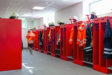 Befüllte Feuerwehrspinde PROFLEX mit festen Helmhaltern in Schneverdingen | rotstahl Befüllte Feuerwehrspinde PROFLEX mit festen Helmhaltern in Schneverdingen | rotstahl