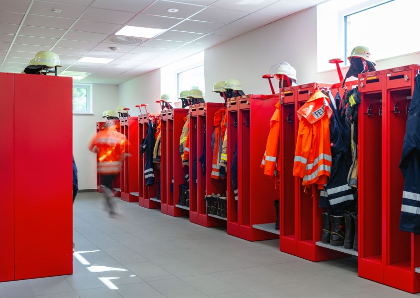 Befüllte Feuerwehrspinde PROFLEX mit festen Helmhaltern in Schneverdingen | rotstahl Befüllte Feuerwehrspinde PROFLEX mit festen Helmhaltern in Schneverdingen | rotstahl